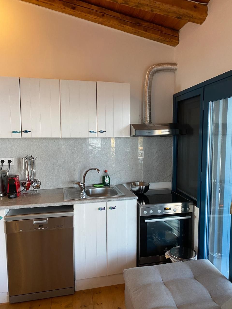 Second fitted kitchen with oven, stove and Miele dishwasher