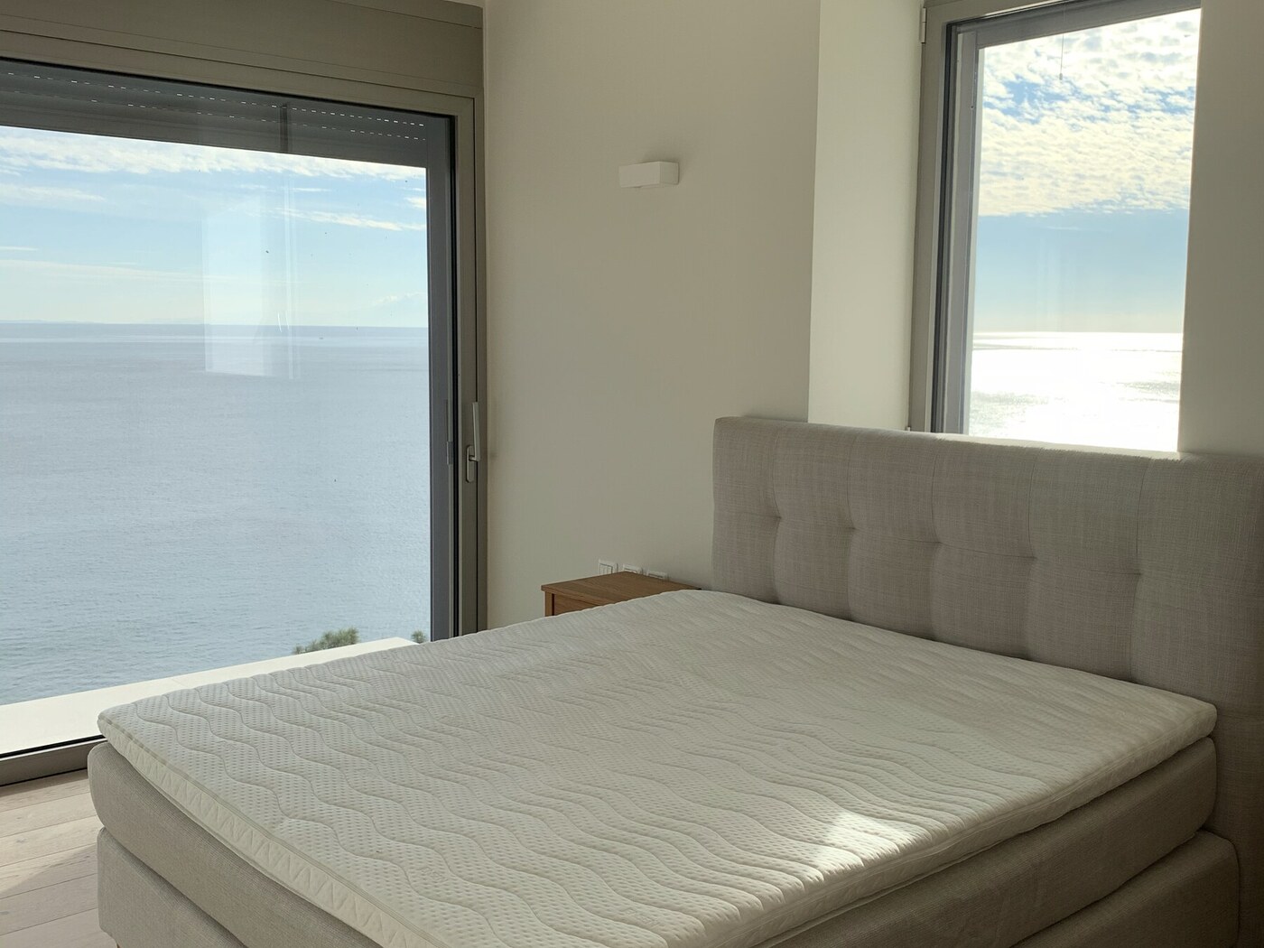 Corner sea-view bedroom with two windows
