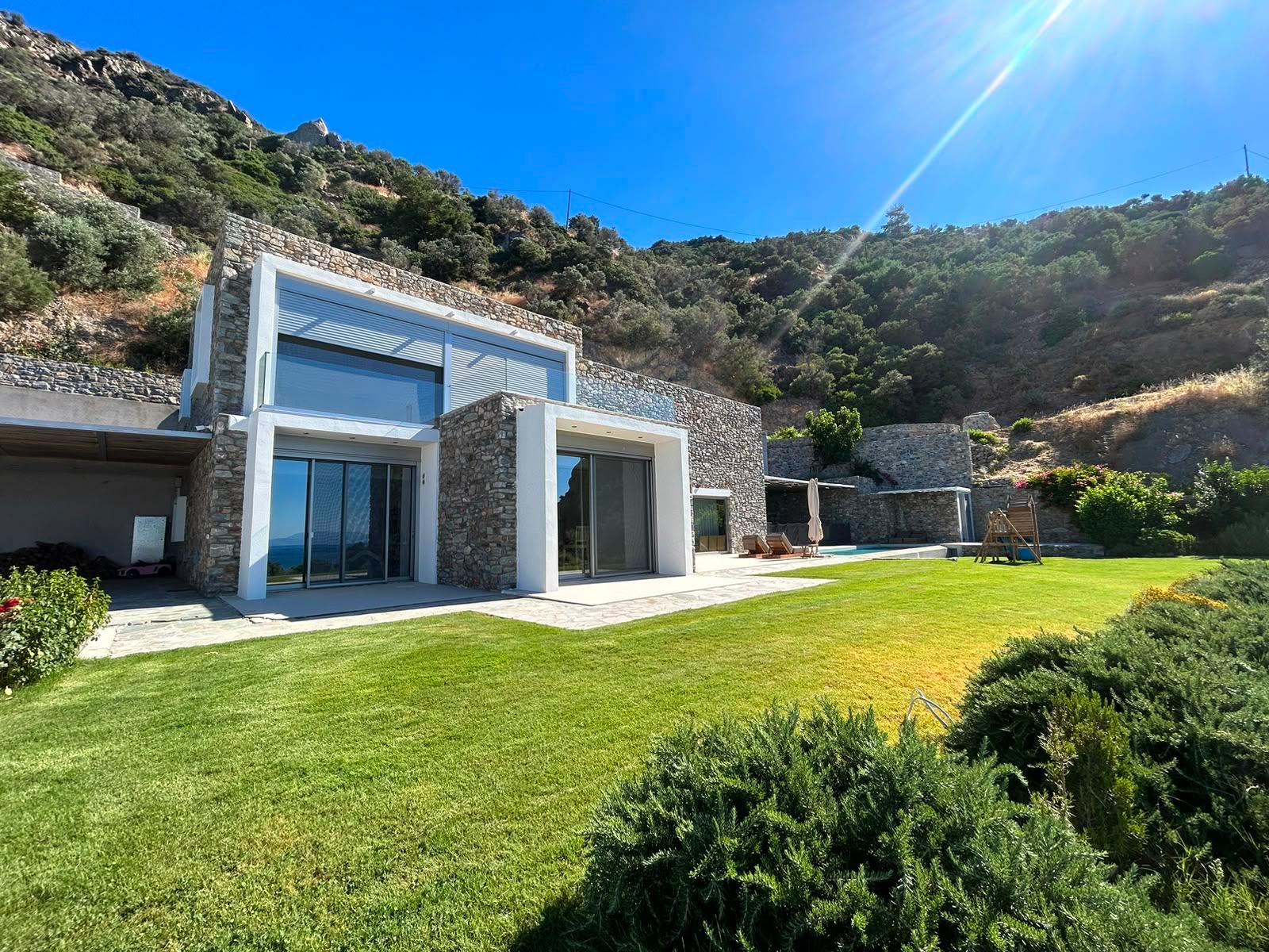 Front elevation of Sunset Cliff Villa